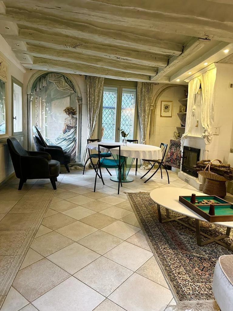 Face Au Chateau Du Clos Luce Bed & Breakfast